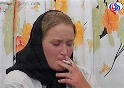 录像中曝光的女兵吸烟画面