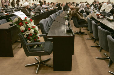 伊议会开特别会议声讨袭击 发誓不向恐怖主义低头