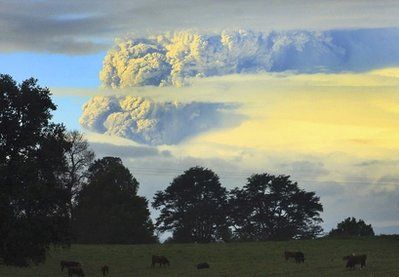 智利火山喷发浓烟升空数千米 600人被疏散(图)