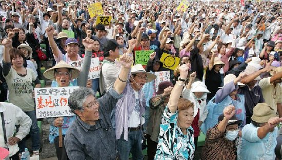 日本冲绳2万人举行反美游行