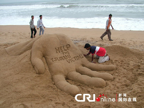 印度艺术家创作彩色沙雕呼吁关注全球变暖