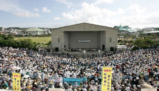 日本冲绳2万人举行反美游行