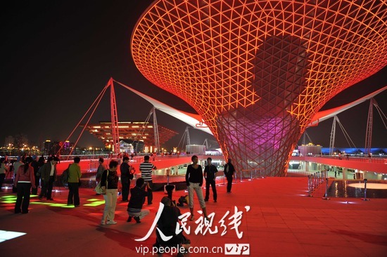 上海：世博会开售夜票 游客感受如画夜景 (2)