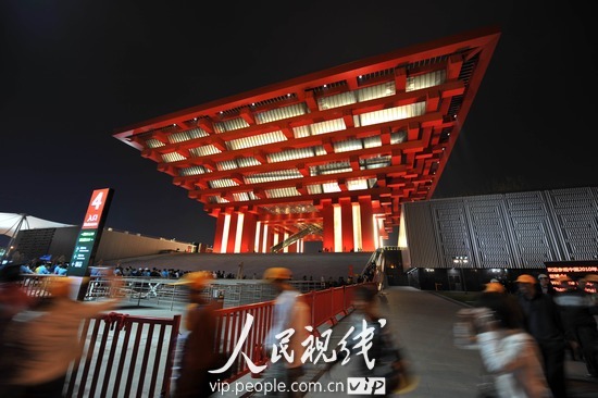 上海：世博会开售夜票 游客感受如画夜景 (2)