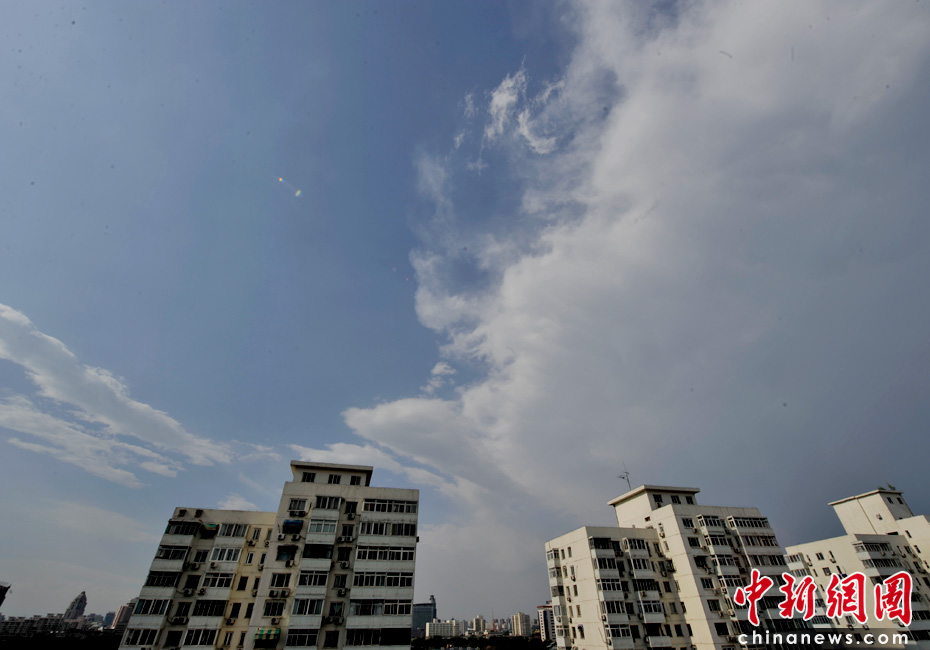 京城天空现“西边日落东边雨”奇观（高清组图）