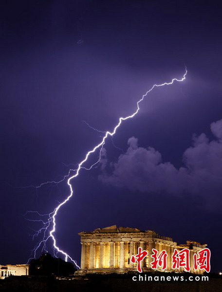 组图：巨型闪电劈向希腊帕特农神庙 (2)