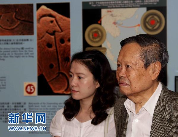 杨振宁夫妇在港参观《毋忘香港的根》考古展览 (2)