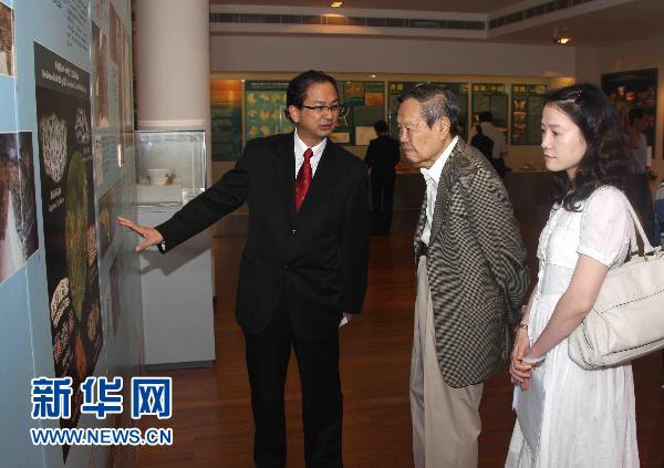 杨振宁夫妇在港参观《毋忘香港的根》考古展览 (2)