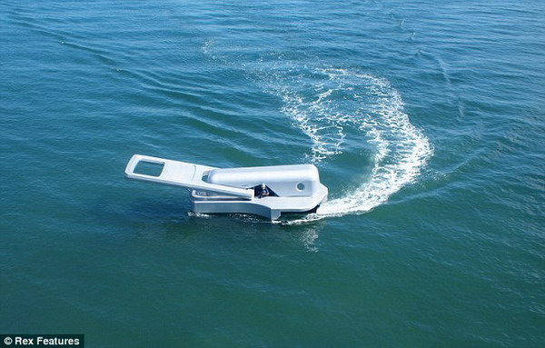 日本艺术家发明拉链外形的摩托艇 (2)
