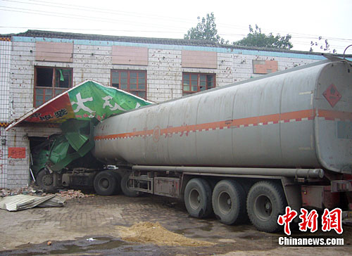 河南新乡40吨油罐车扎入居民楼(图)