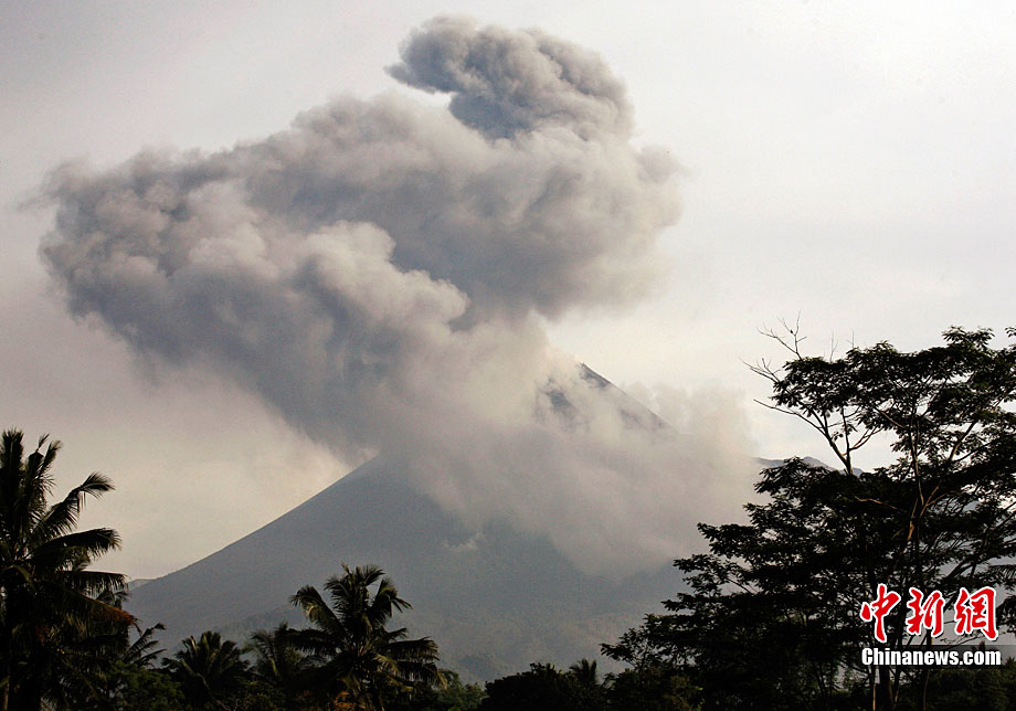 印尼默拉皮火山再喷火山灰与岩浆