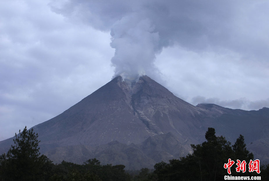 印尼默拉皮火山再喷火山灰与岩浆