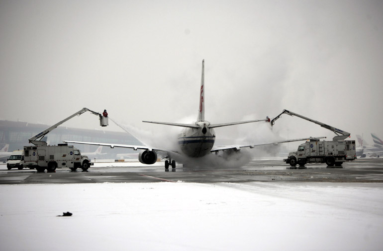 高清：京城迎来今年第二场雪 首都国际机场运行平稳