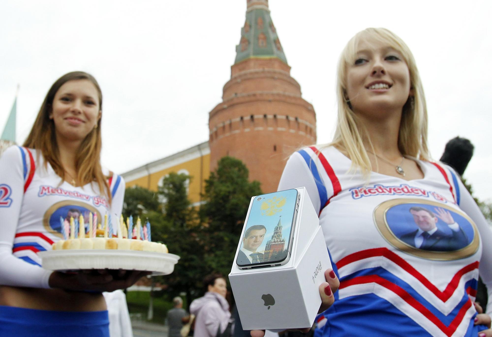 五名美少女红场为俄总统庆生 唱歌送蛋糕收集路人祝福