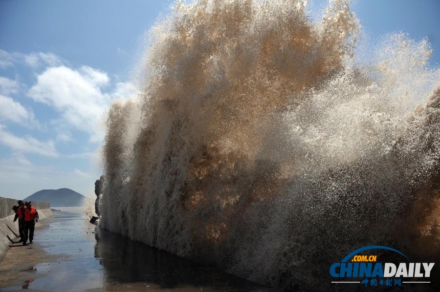 浙江温岭：“苏力”逼近掀巨浪