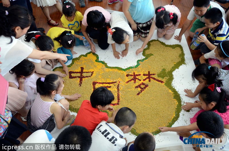 北京小学生五谷杂粮拼出“中国梦”