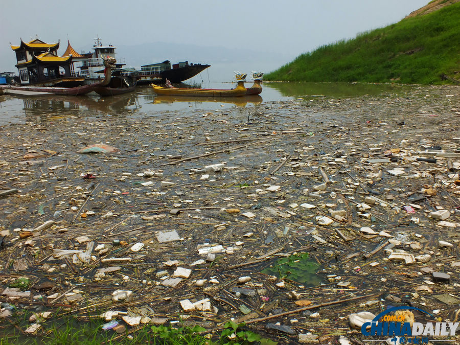 湖北宜昌：三峡水库又现漂浮垃圾带