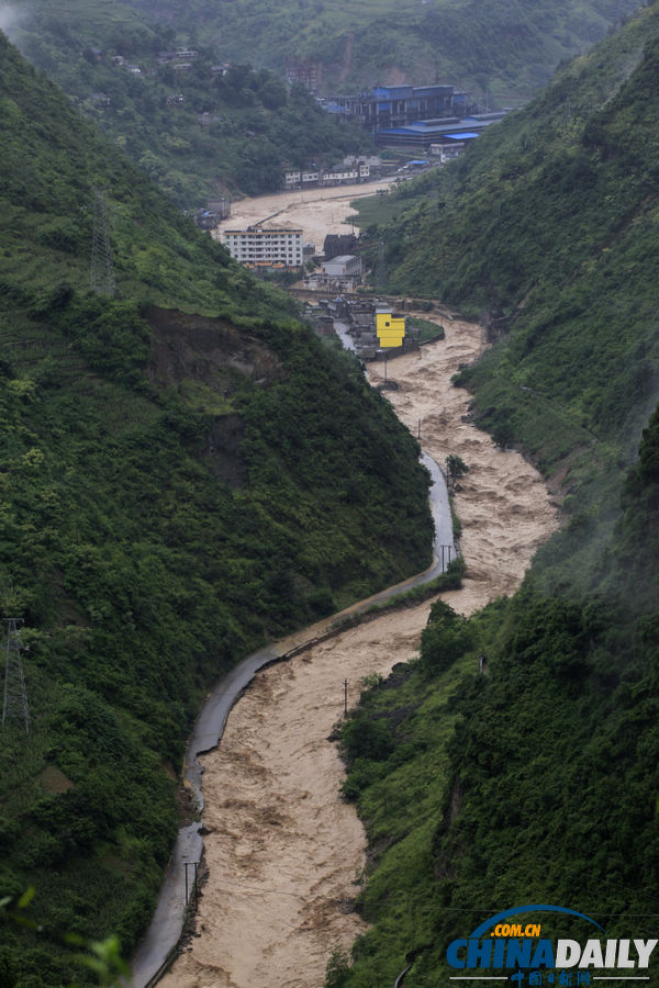 云南昭通大关县遭遇洪灾 交通通信中断5万余人受灾