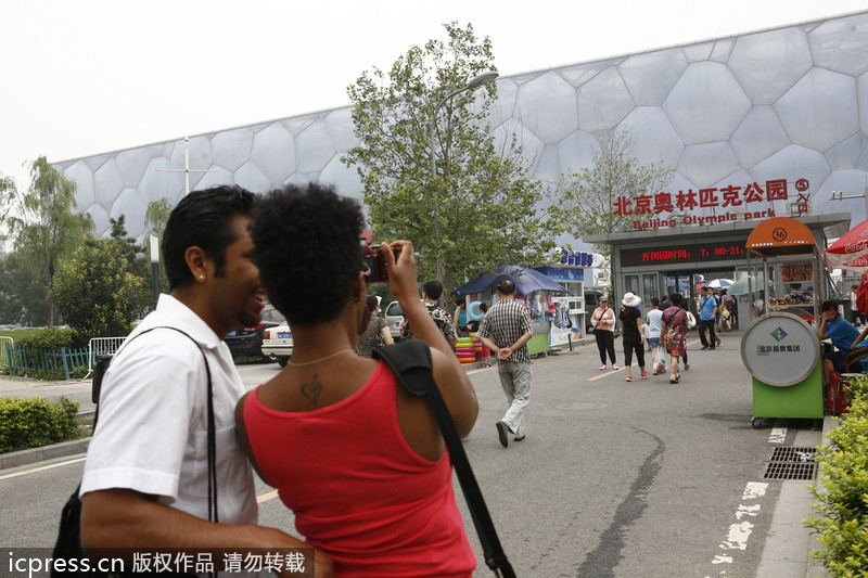 北京市民挤爆水立方嬉水乐园 消暑如同“下饺子”