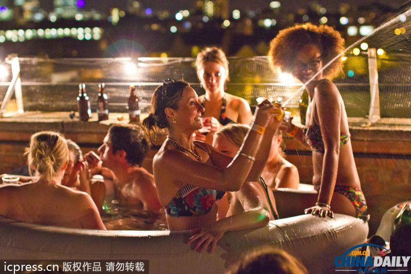 美女美酒爽翻天 各国“啤酒达人”教你如何度夏