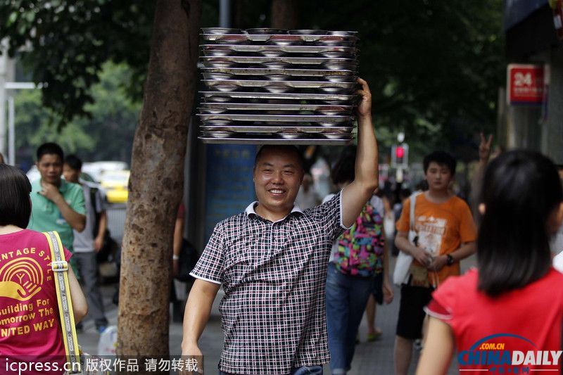 重庆：六年练就顶上功夫 鸭血哥蒋平头顶能担百斤重