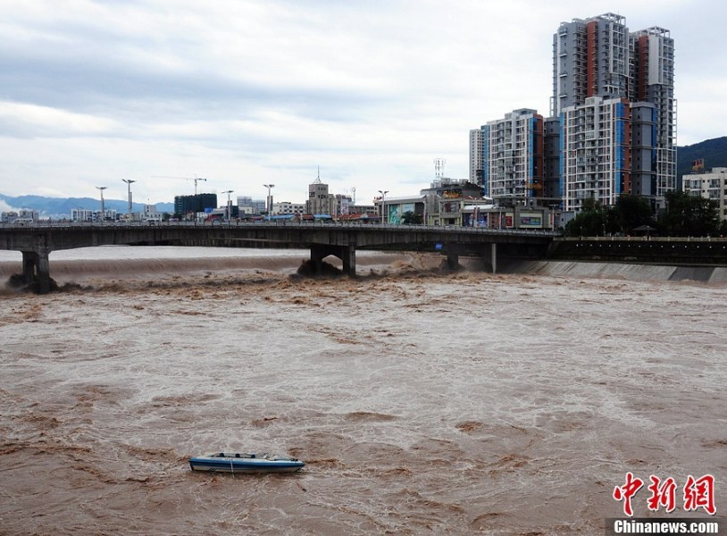 洪水袭击四川广元 致一人失踪数万民众转移