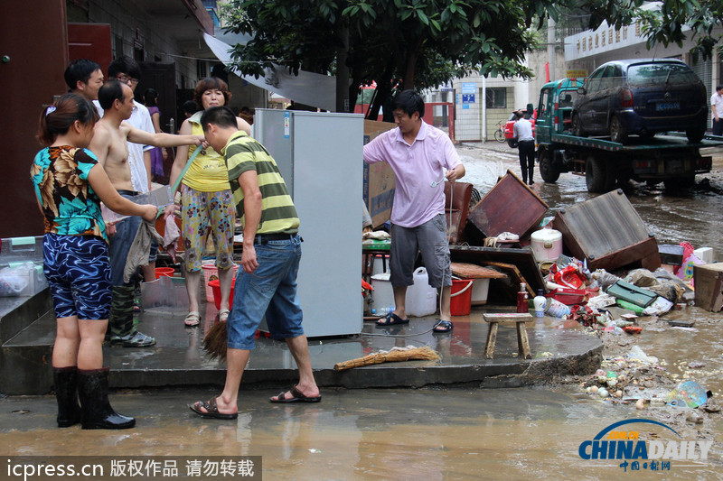 湖北郧县遭强降雨：房屋被毁鸡场被淹 死鸡尸体堆满地