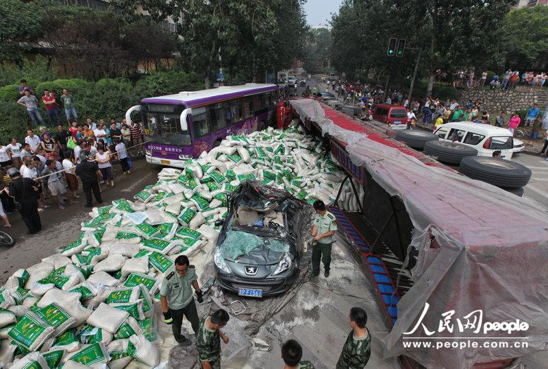 高清：河南大货车侧翻压瘪小轿车 女车主奇迹生还