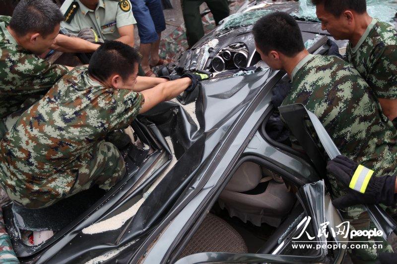 高清：河南大货车侧翻压瘪小轿车 女车主奇迹生还