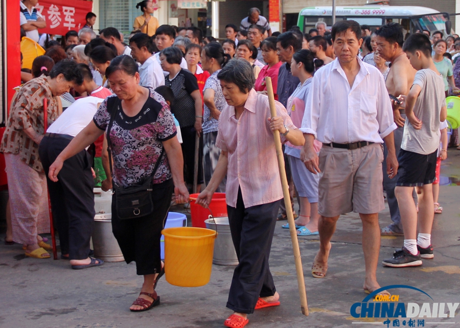 广西藤县：高温天气全城断水 上万市民街头打水