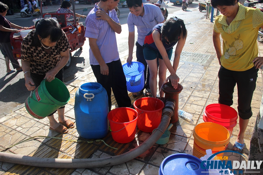 广西藤县：高温天气全城断水 上万市民街头打水