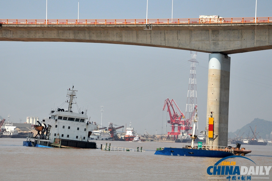 浙江台州：5000吨级货船撞大桥遇险