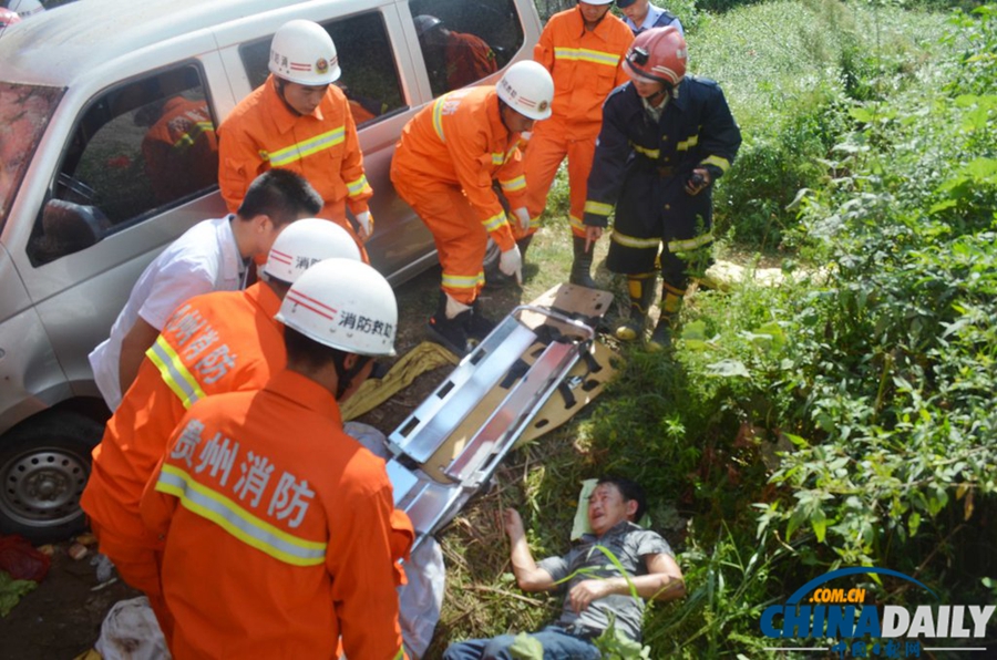 沪昆高速贵州境内大客车冲出护栏致1死41伤