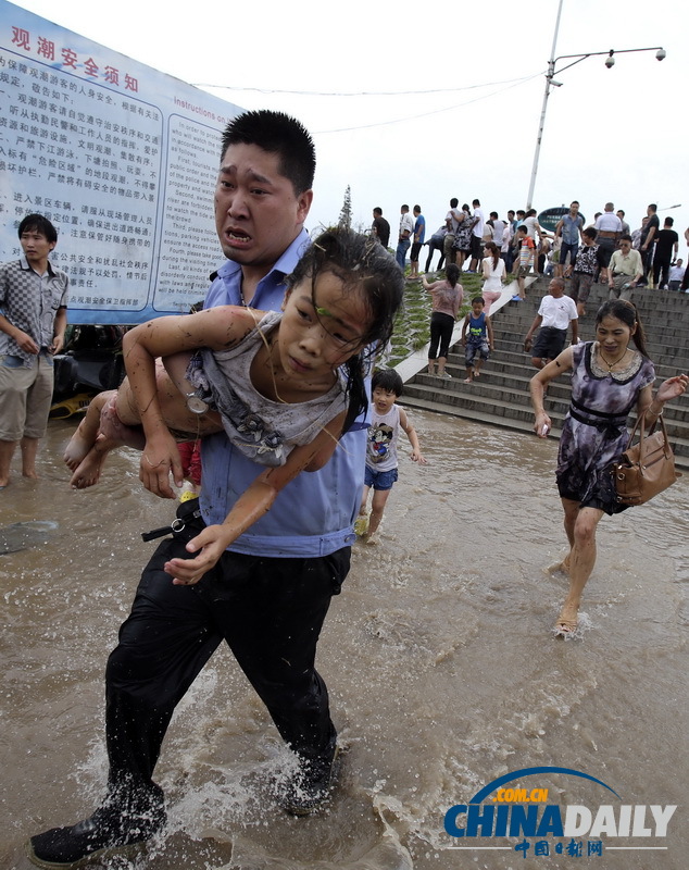 钱江潮威力不减 父女观潮头破血流