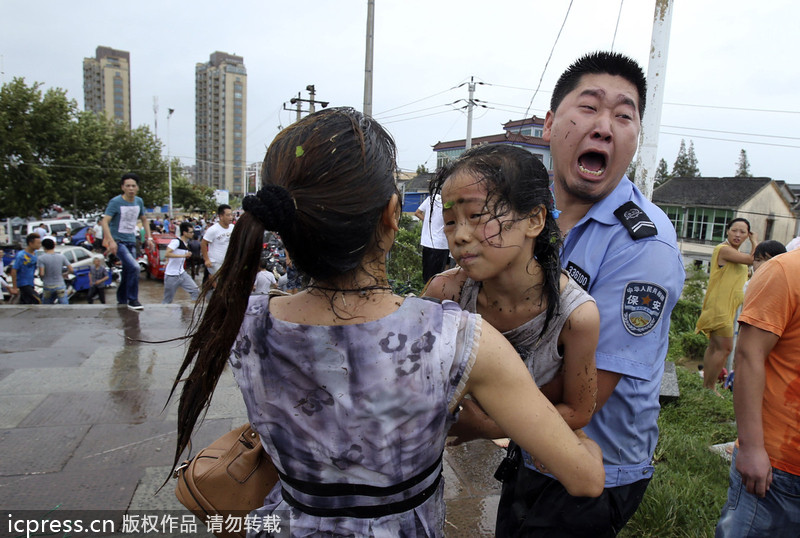 钱江潮威力不减 父女观潮头破血流