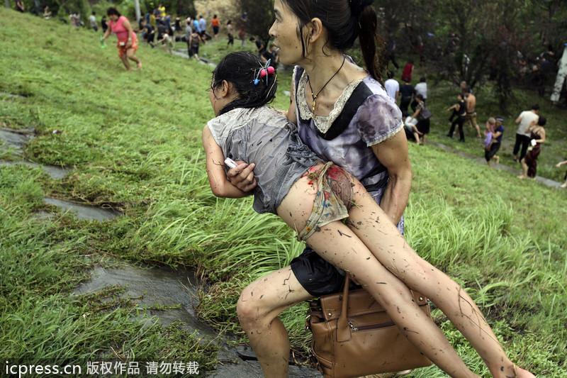 钱江潮威力不减 父女观潮头破血流