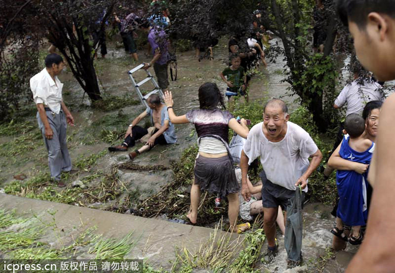 钱江潮威力不减 父女观潮头破血流