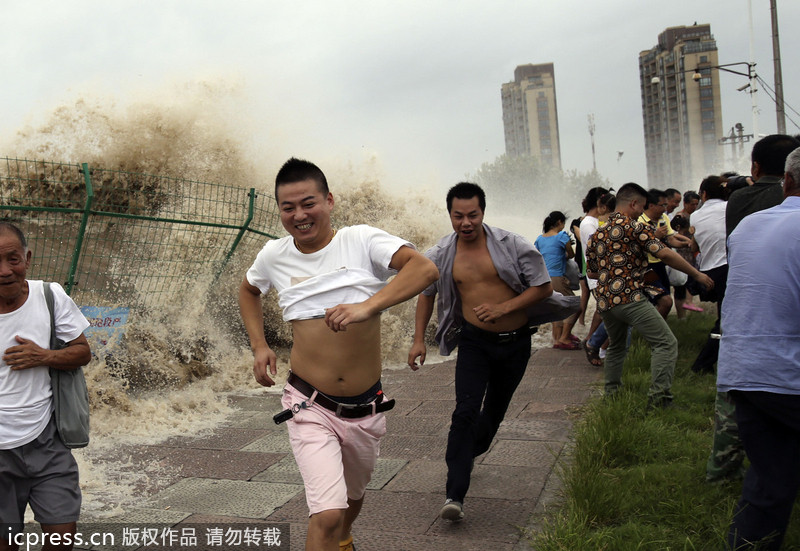 钱江潮威力不减 父女观潮头破血流