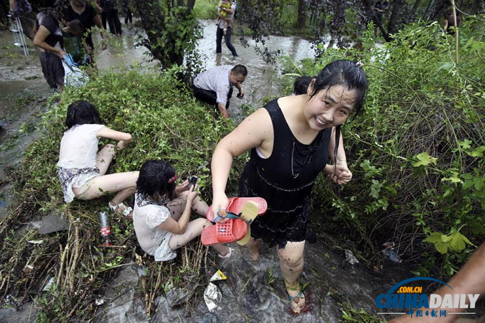 钱江潮威力不减 父女观潮头破血流