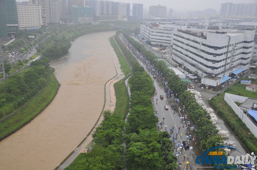 深圳遭遇暴雨天气 多处沦陷成汪洋