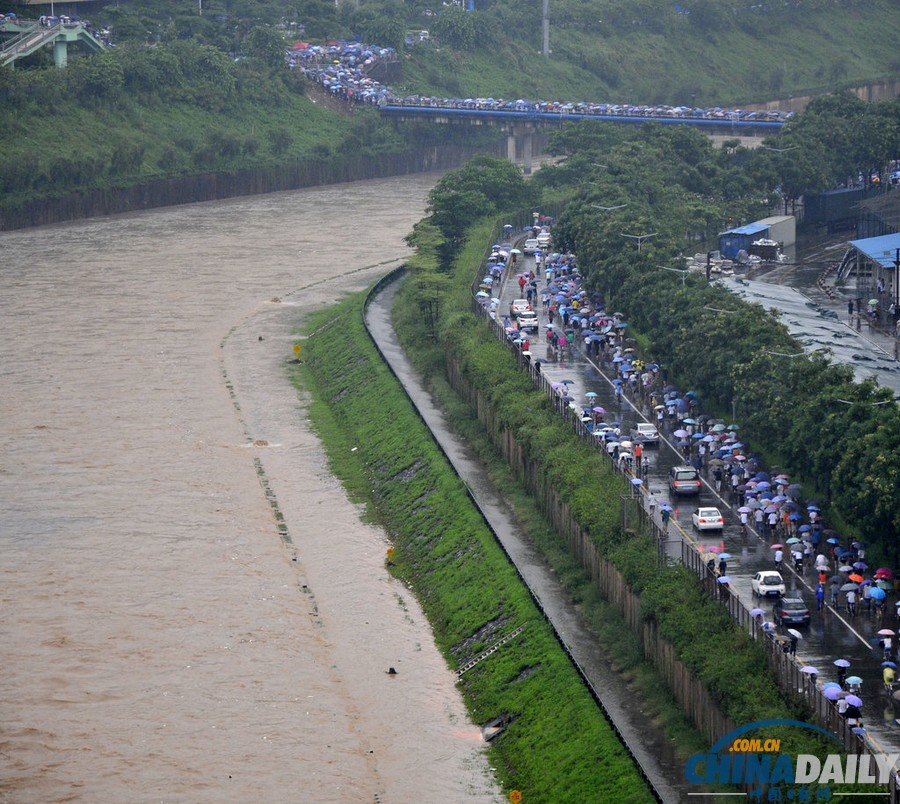 深圳遭遇暴雨天气 多处沦陷成汪洋