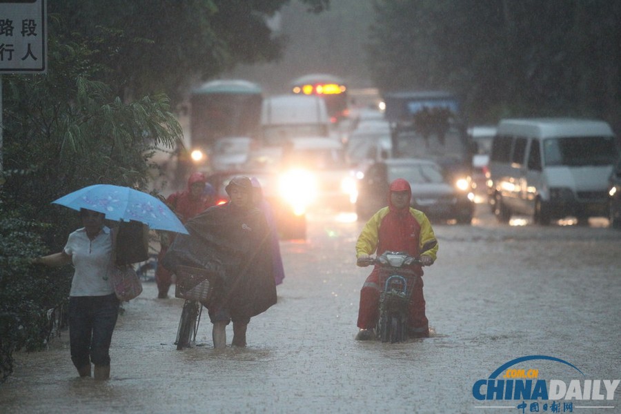 深圳遭遇暴雨天气 多处沦陷成汪洋