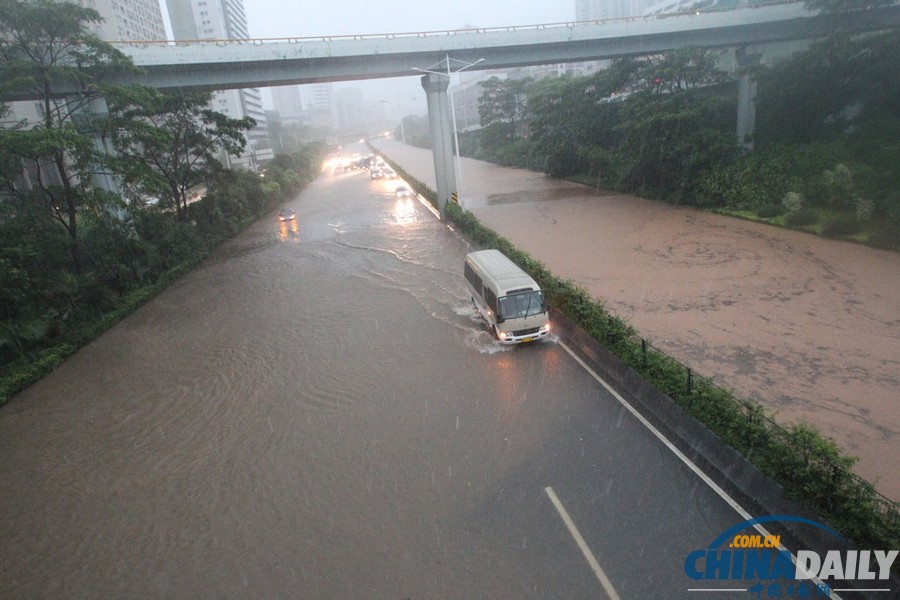 深圳遭遇暴雨天气 多处沦陷成汪洋