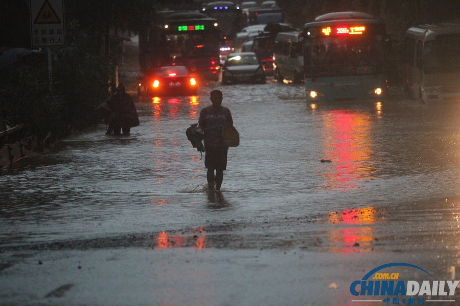 深圳遭遇暴雨天气 多处沦陷成汪洋