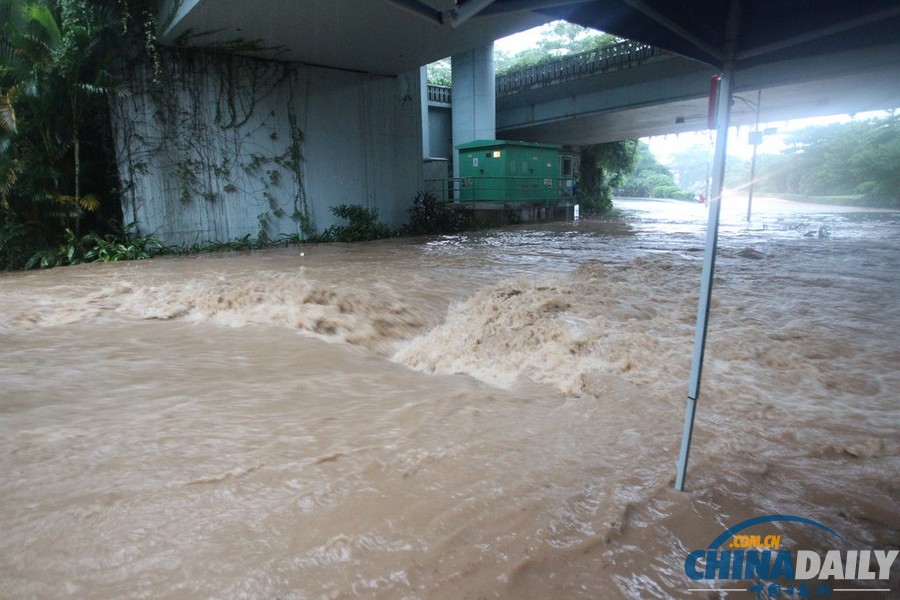 深圳遭遇暴雨天气 多处沦陷成汪洋