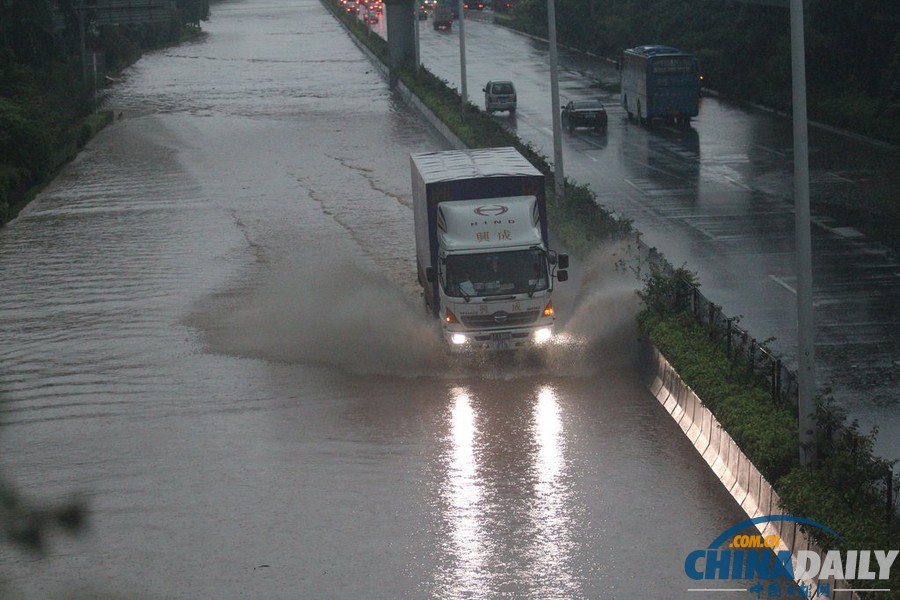 深圳遭遇暴雨天气 多处沦陷成汪洋