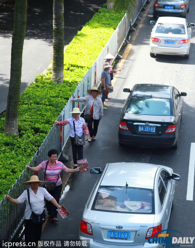 海口：“黄牛”路边倒卖月饼票致交通遇“堵”