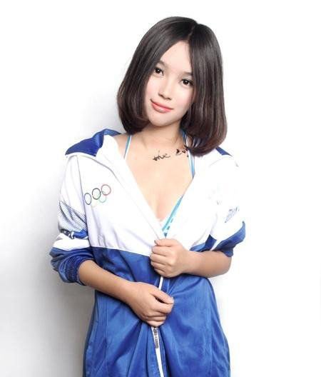 长春中学生拍摄校服写真性感惹争议