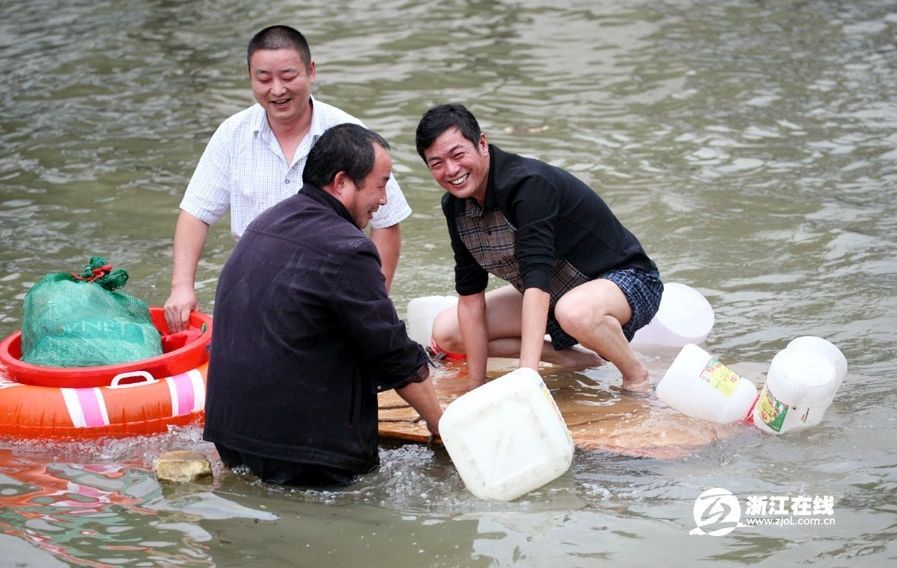 余姚人造“船”出行[高清组图]