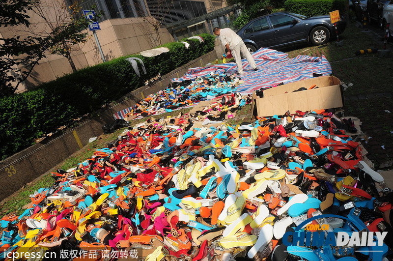 杭州：台风后店主晒1万余双被淹鞋子场面壮观